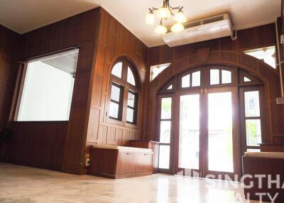 For RENT : Townhouse Ekkamai / 4 Bedroom / 4 Bathrooms / 451 sqm / 45000 THB [6254589]