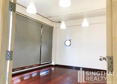 For RENT : Office Nana / 2 Bedroom / 2 Bathrooms / 121 sqm / 45000 THB [7960946]