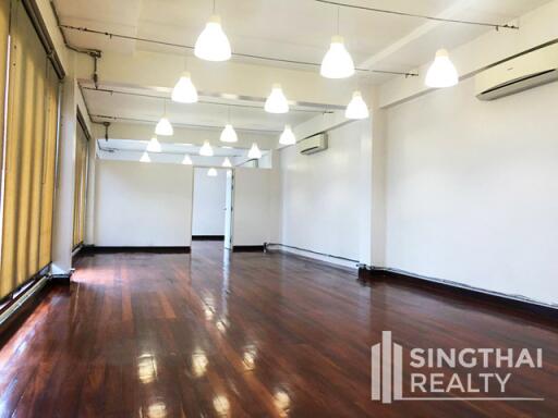 For RENT : Office Nana / 2 Bedroom / 2 Bathrooms / 121 sqm / 45000 THB [7960946]