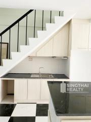 For RENT : Townhouse Ekkamai / 3 Bedroom / 3 Bathrooms / 360 sqm / 45000 THB [R10256]