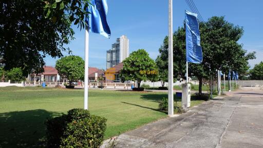 บ้านหลังนี้มี 3 ห้องนอน  อยู่ในโครงการชื่อ Le Beach  ตั้งอยู่ที่ บางเสร่