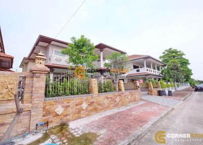 บ้านหลังนี้มี 3 ห้องนอน  อยู่ในโครงการชื่อ Eakmongkol Village 4  ตั้งอยู่ที่