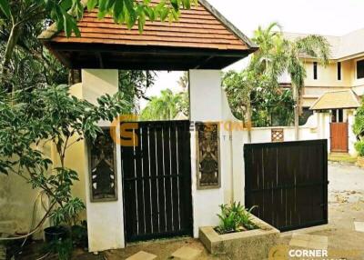บ้านหลังนี้มี 4 ห้องนอน  อยู่ในโครงการชื่อ Baan Natcha  ตั้งอยู่ที่ พัทยา