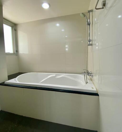 For RENT : Baan Sukhumvit 14 / 2 Bedroom / 2 Bathrooms / 99 sqm / 55000 THB [R11198]