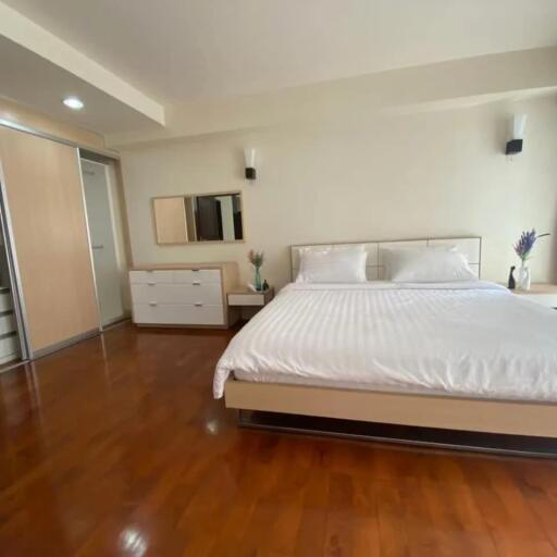 For RENT : Baan Sukhumvit 14 / 2 Bedroom / 2 Bathrooms / 99 sqm / 55000 THB [R11198]