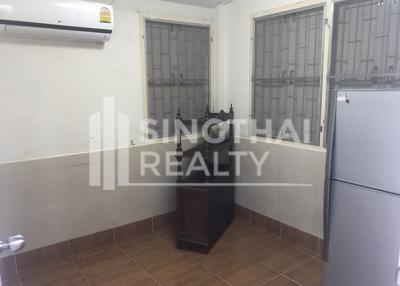 For RENT : House Ekkamai / 3 Bedroom / 3 Bathrooms / 251 sqm / 60000 THB [4676945]