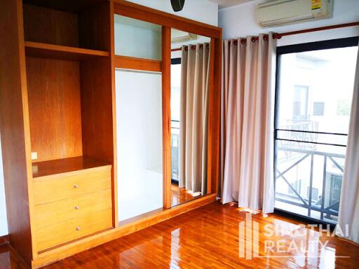 For RENT : Baan Piyabutr / 3 Bedroom / 3 Bathrooms / 241 sqm / 60000 THB [6812111]