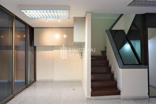 For RENT : Townhouse Phrakhanong / 3 Bedroom / 3 Bathrooms / 270 sqm / 60000 THB [8972250]