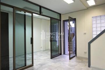 For RENT : Townhouse Phrakhanong / 3 Bedroom / 3 Bathrooms / 270 sqm / 60000 THB [8972250]