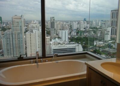 For RENT : The Emporio Place / 2 Bedroom / 3 Bathrooms / 105 sqm / 60000 THB [9111603]