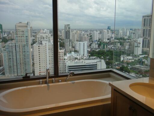 For RENT : The Emporio Place / 2 Bedroom / 3 Bathrooms / 105 sqm / 60000 THB [9111603]