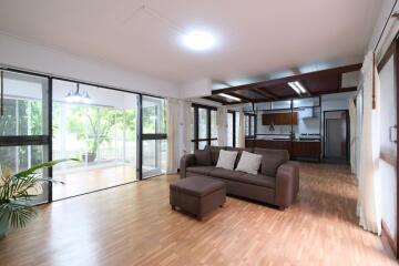 For RENT : House Ploenchit / 2 Bedroom / 2 Bathrooms / 170 sqm / 60000 THB [R10510]