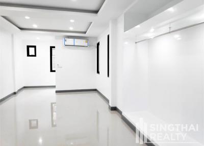 For RENT : Townhouse Sathorn / 3 Bedroom / 3 Bathrooms / 201 sqm / 65000 THB [7274450]