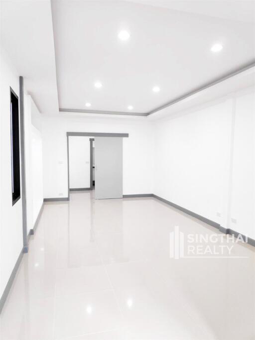 For RENT : Townhouse Sathorn / 3 Bedroom / 3 Bathrooms / 201 sqm / 65000 THB [7274450]