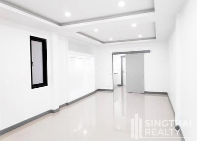 For RENT : Townhouse Sathorn / 3 Bedroom / 3 Bathrooms / 201 sqm / 65000 THB [7274450]