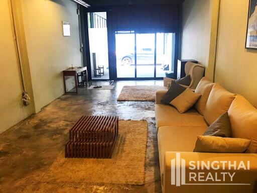 For RENT : Townhouse Thonglor / 2 Bedroom / 4 Bathrooms / 201 sqm / 65000 THB [7465909]