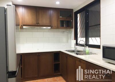 For RENT : Townhouse Phromphong / 4 Bedroom / 3 Bathrooms / 201 sqm / 65000 THB [8077046]