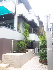 For RENT : House Ekkamai / 3 Bedroom / 3 Bathrooms / 251 sqm / 65000 THB [8504406]