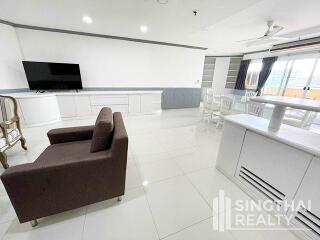 For RENT : Fifty Fifth Tower / 3 Bedroom / 3 Bathrooms / 226 sqm / 65000 THB [8720560]