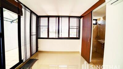 For RENT : Baan Prompong / 2 Bedroom / 3 Bathrooms / 221 sqm / 70000 THB [6633292]