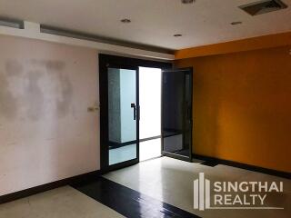 For RENT : Office Ekkamai / 2 Bedroom / 2 Bathrooms / 181 sqm / 70000 THB [8007625]