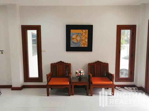 For RENT : House Ekkamai / 4 Bedroom / 5 Bathrooms / 451 sqm / 70000 THB [8676717]