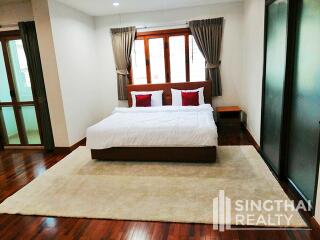 For RENT : House Ekkamai / 4 Bedroom / 5 Bathrooms / 451 sqm / 70000 THB [8676717]