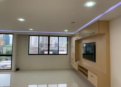 For RENT : The Prestige 49 / 2 Bedroom / 2 Bathrooms / 132 sqm / 70000 THB [9329427]