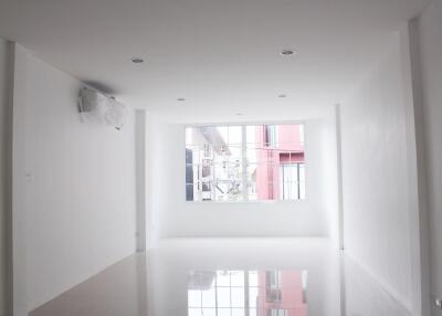 For RENT : Townhouse Ekkamai / 3 Bedroom / 4 Bathrooms / 240 sqm / 70000 THB [9658780]