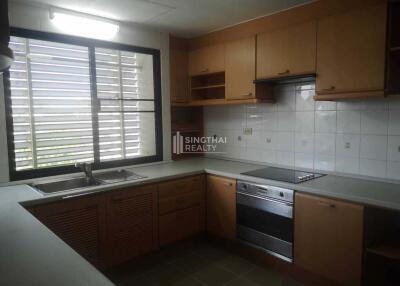 For RENT : Lee House / 3 Bedroom / 5 Bathrooms / 240 sqm / 70000 THB [9794868]