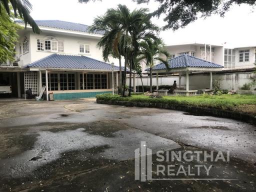 For RENT : House Ekkamai / 4 Bedroom / 5 Bathrooms / 381 sqm / 75000 THB [5933600]