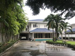 For RENT : House Ekkamai / 4 Bedroom / 5 Bathrooms / 381 sqm / 75000 THB [5933600]