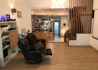 For RENT : Townhouse Ekkamai / 4 Bedroom / 4 Bathrooms / 300 sqm / 75000 THB [9400650]