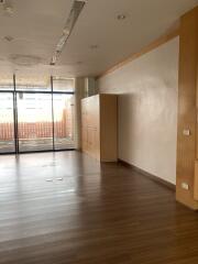 For RENT : Office Ekkamai / 2 Bedroom / 2 Bathrooms / 96 sqm / 76800 THB [R10520]