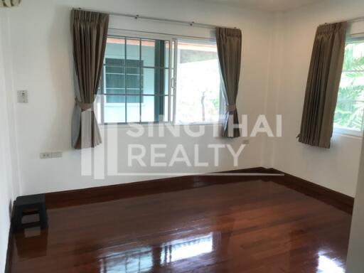 For RENT : House Ekkamai / 4 Bedroom / 4 Bathrooms / 301 sqm / 80000 THB [4569911]