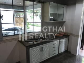 For RENT : House Ekkamai / 4 Bedroom / 4 Bathrooms / 301 sqm / 80000 THB [4569911]