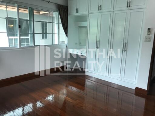 For RENT : House Ekkamai / 4 Bedroom / 4 Bathrooms / 301 sqm / 80000 THB [4569911]