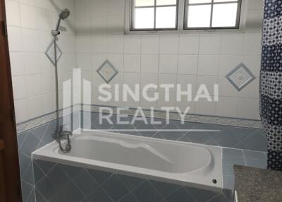 For RENT : House Ekkamai / 4 Bedroom / 4 Bathrooms / 301 sqm / 80000 THB [4569911]