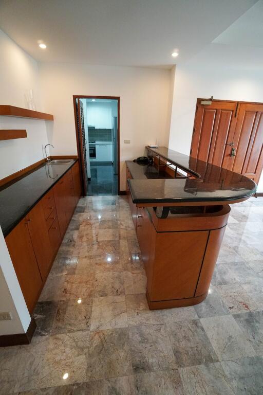 For RENT : Raintree Village Apartment / 3 Bedroom / 3 Bathrooms / 268 sqm / 80000 THB [9617771]