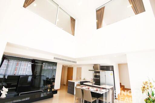 For RENT : Downtown Forty Nine / 3 Bedroom / 2 Bathrooms / 134 sqm / 84000 THB [8133126]