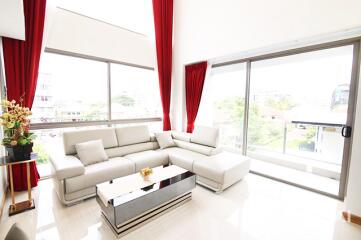 For RENT : Downtown Forty Nine / 3 Bedroom / 2 Bathrooms / 134 sqm / 84000 THB [8133126]