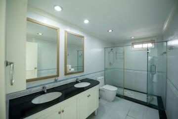 For RENT : Oriental Towers / 4 Bedroom / 3 Bathrooms / 350 sqm / 90000 THB [7442486]