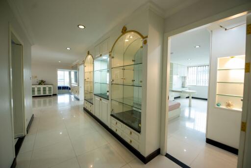 For RENT : Oriental Towers / 4 Bedroom / 3 Bathrooms / 350 sqm / 90000 THB [7442486]