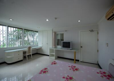 For RENT : Oriental Towers / 4 Bedroom / 3 Bathrooms / 350 sqm / 90000 THB [7442486]