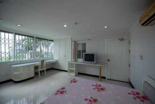 For RENT : Oriental Towers / 4 Bedroom / 3 Bathrooms / 350 sqm / 90000 THB [7442486]