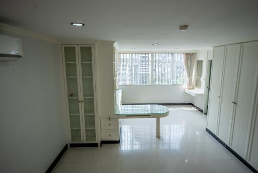 For RENT : Oriental Towers / 4 Bedroom / 3 Bathrooms / 350 sqm / 90000 THB [7442486]