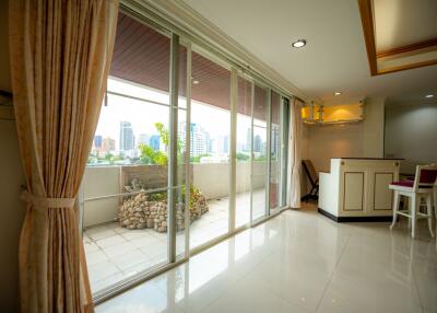 For RENT : Oriental Towers / 4 Bedroom / 3 Bathrooms / 350 sqm / 90000 THB [7442486]