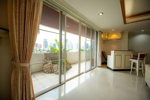 For RENT : Oriental Towers / 4 Bedroom / 3 Bathrooms / 350 sqm / 90000 THB [7442486]