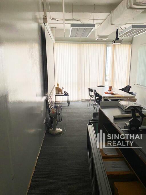 For RENT : Office Phromphong / 2 Bedroom / 2 Bathrooms / 211 sqm / 85000 THB [8111244]