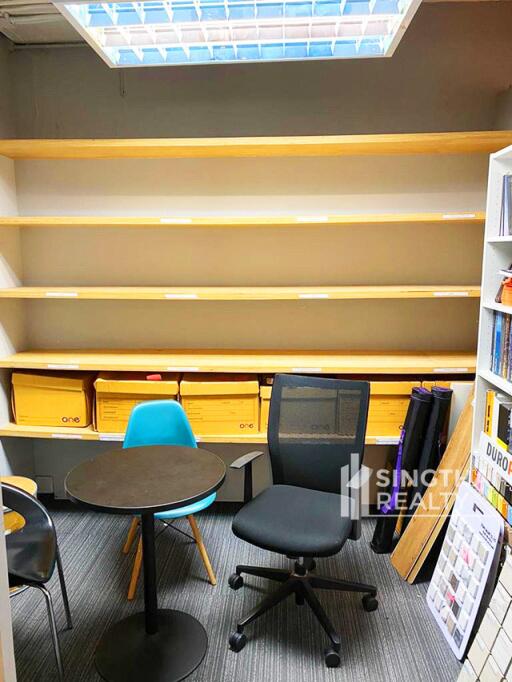 For RENT : Office Phromphong / 2 Bedroom / 2 Bathrooms / 211 sqm / 85000 THB [8111244]